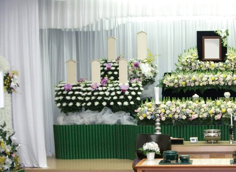 お葬式における供花の送り方-手順や注意点、花の種類や相場、芳名札の記載について|葬儀・お葬式なら【葬儀支援サービス】 |終活の福利厚生サービス ...