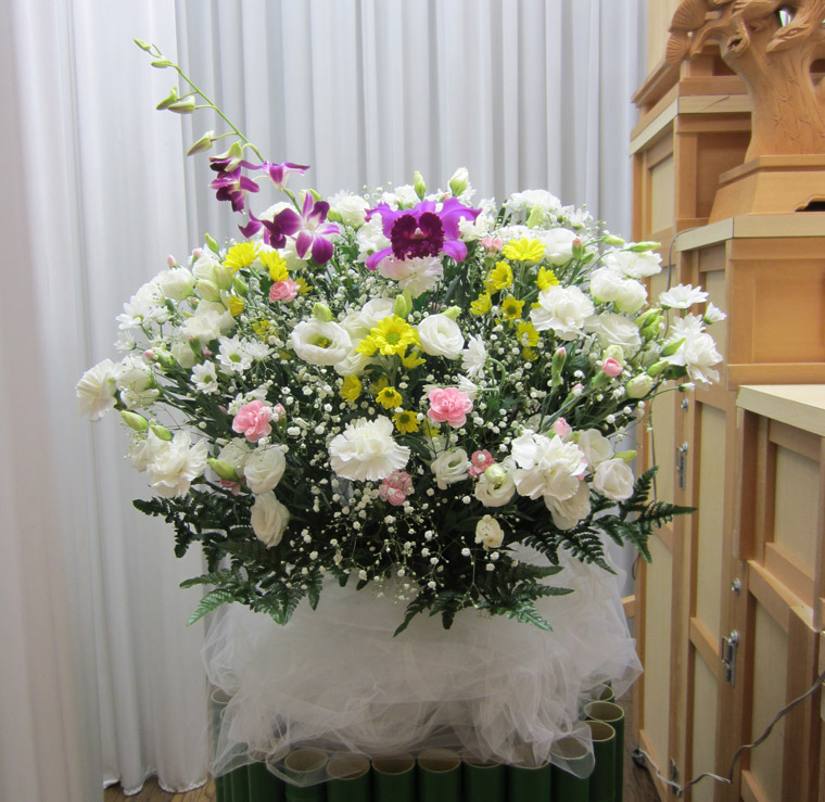 お葬式における供花の送り方-手順や注意点、花の種類や相場、芳名札の記載について|葬儀・お葬式なら【葬儀支援サービス】 |終活の福利厚生サービス ...
